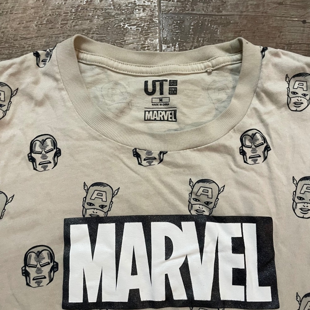 Uniqlo UT Marvel Comics T-Shirt Mens Medium Beige All Over Capt America Iron Man - Picture 2 of 8